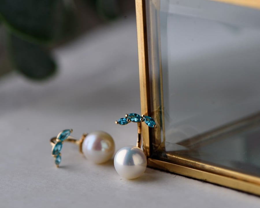 Dureen 18k gold earring decorated with a luxurious pearl stone