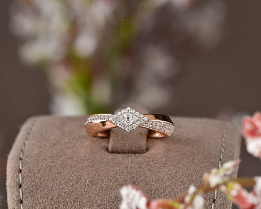 18 karat gold ring with diamond design