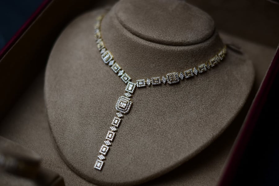 A luxurious set of gold and diamonds