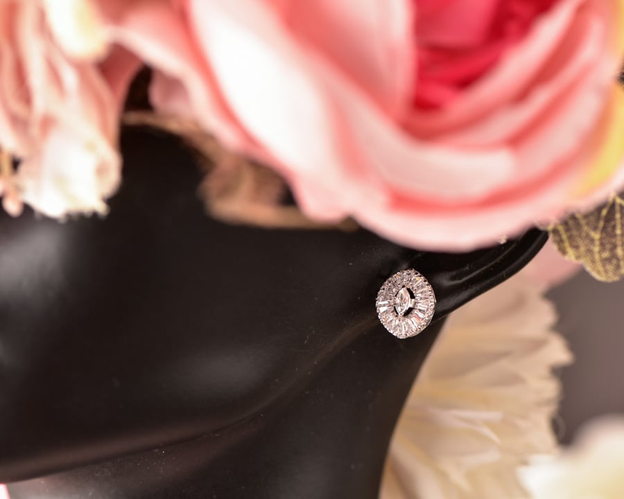 White gold baguette earring
