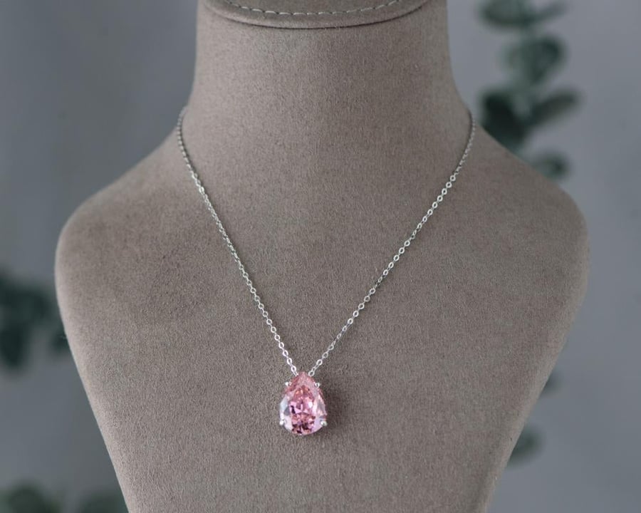 18k gold diamond design necklace