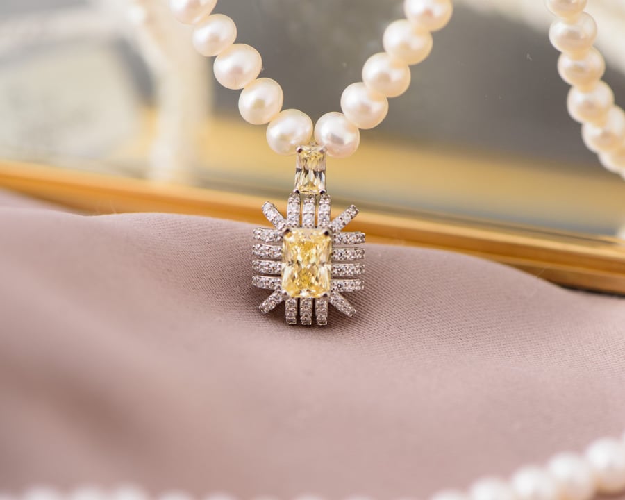 Luxurious white gold pendant with luxurious pearls and stones