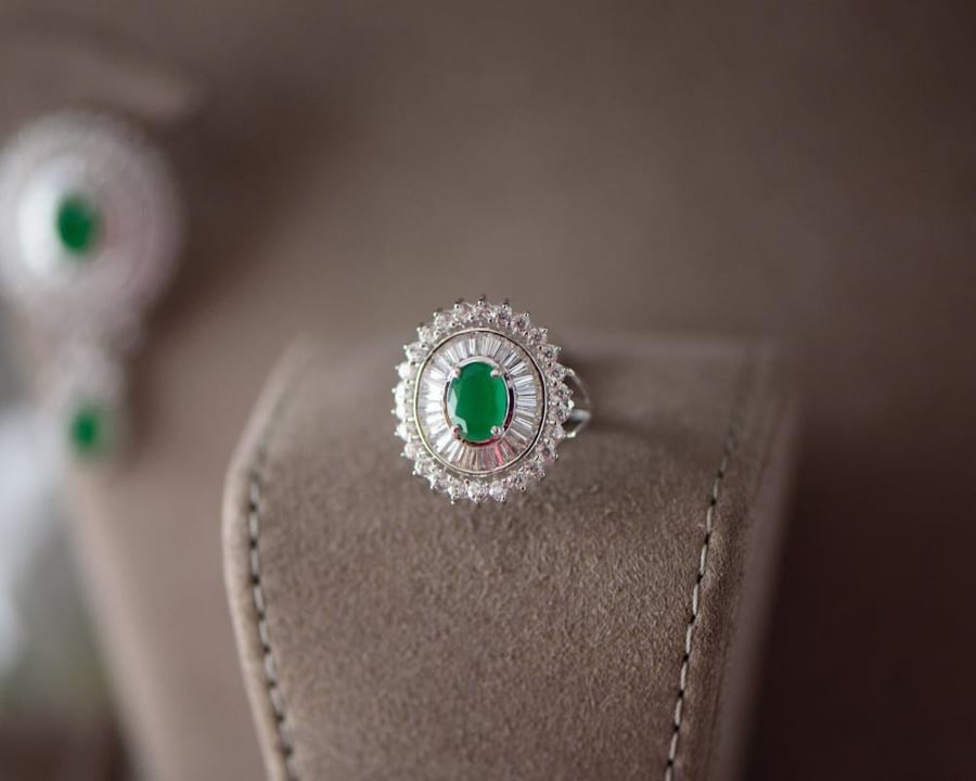 Luxurious 18k white gold choker with earring, ring and bracelet