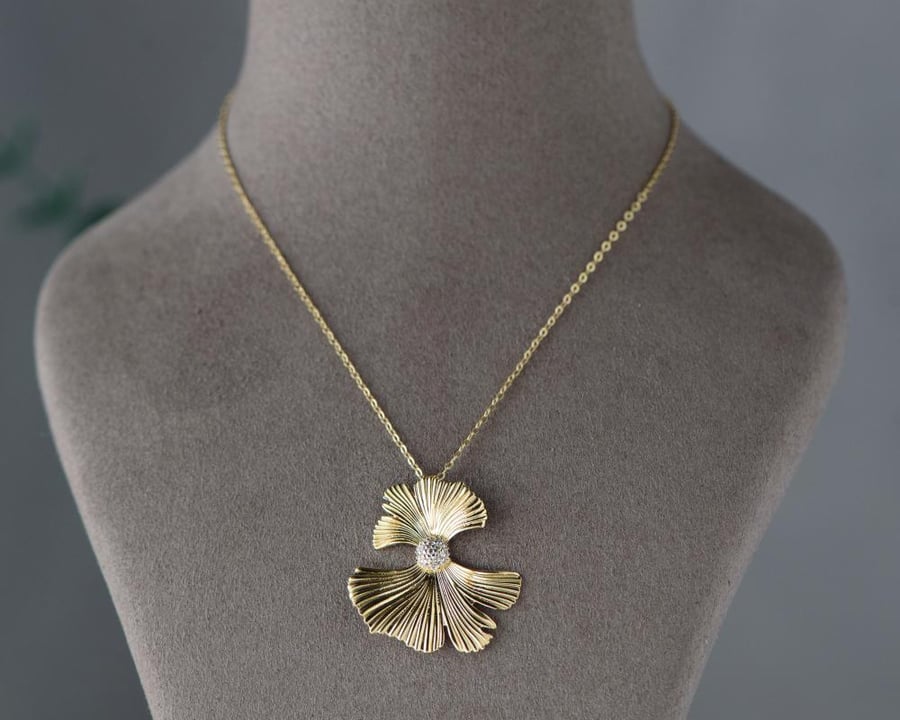 18k gold diamond design necklace