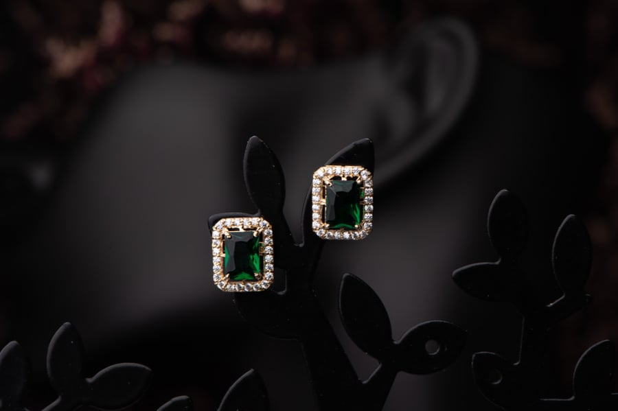 Classic earring with green stone