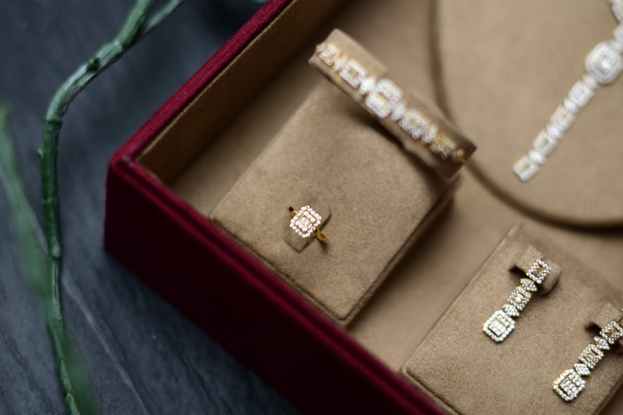 A luxurious set of gold and diamonds