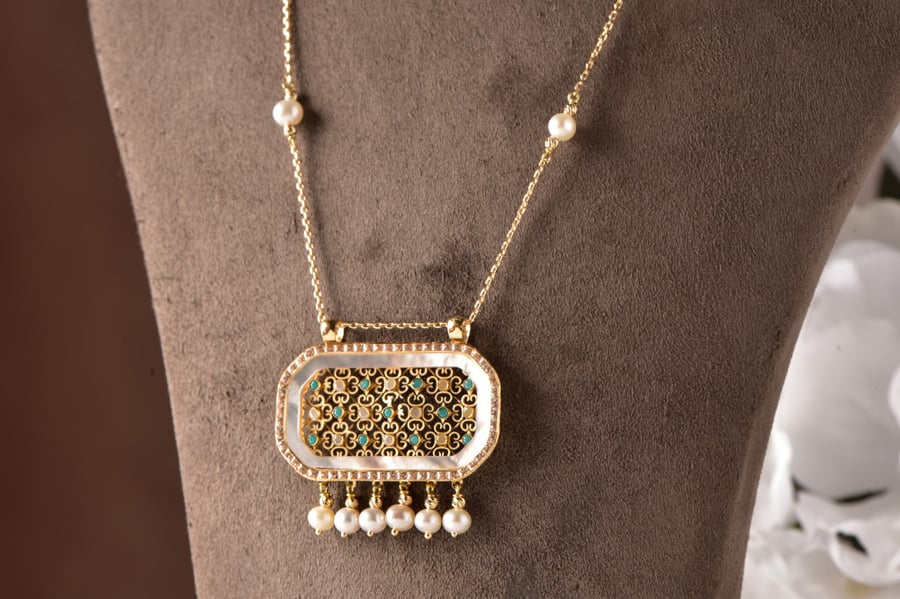 Gold necklace inlaid with mother of pearl and mother of pearl