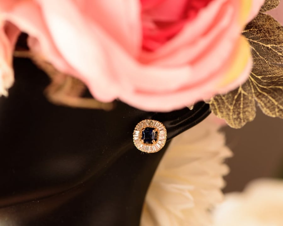 18 karat gold earring with diamond model