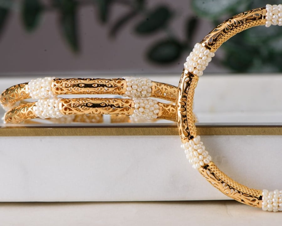 Royal 21 carat gold gouache inlaid with luxurious natural freshwater pearls, size 17