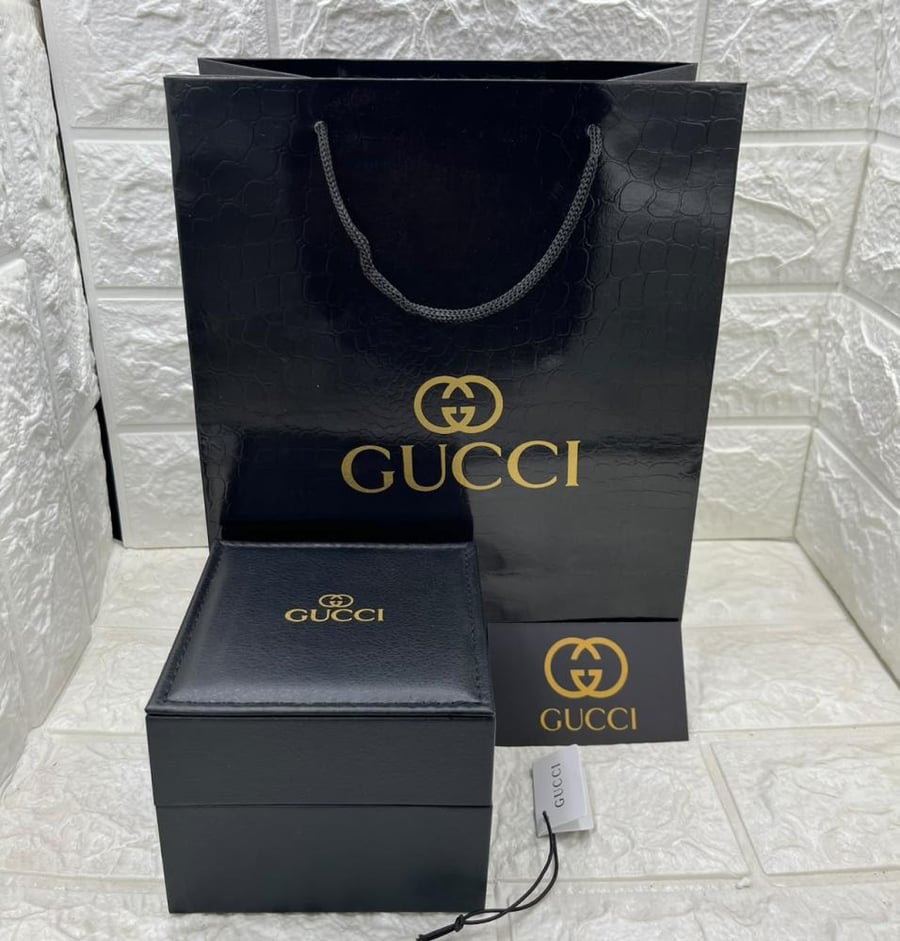 ساعة نسائية فاخرة بتصميم غوتشي (Gucci) – ذهبية بكادر مربّع