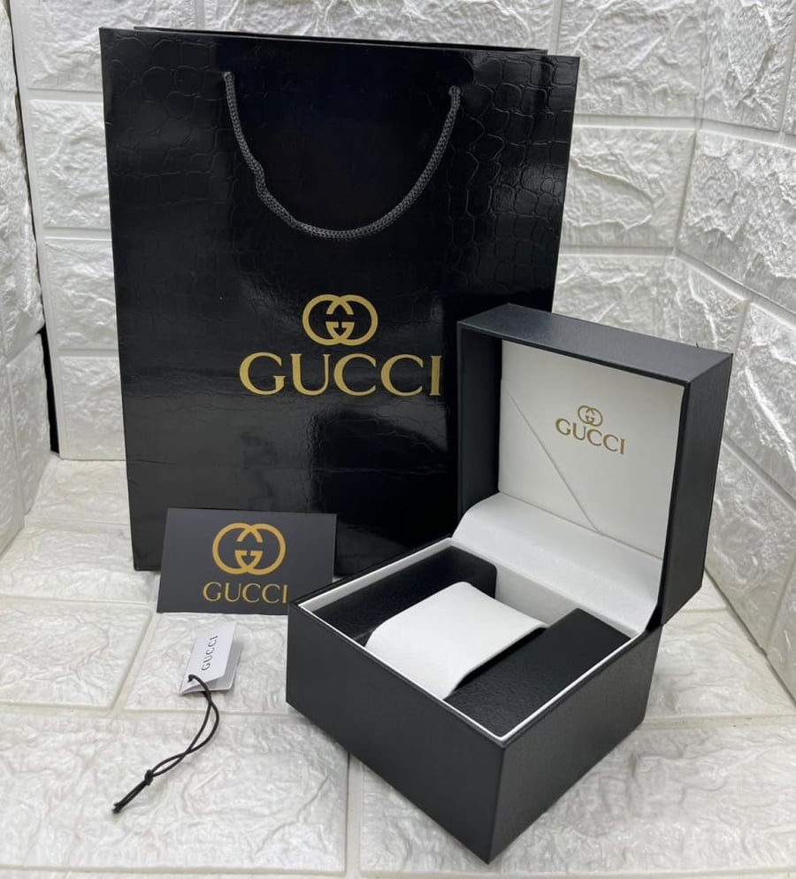 ساعة نسائية فاخرة بتصميم غوتشي (Gucci) – ذهبية بكادر مربّع