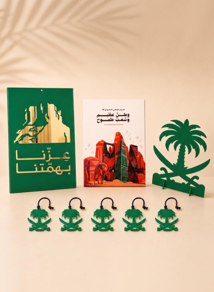 طقم هدايا اليوم الوطني السعودي ٩٦، يحتوي على لوحة كانفاس، ولوحة أكريليك مميزة، وستاند ديكوري مع خمسة تعليقات