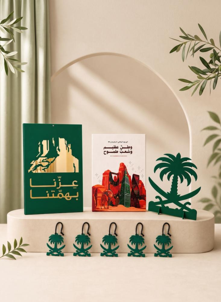 طقم هدايا اليوم الوطني السعودي ٩٦، يحتوي على لوحة كانفاس، ولوحة أكريليك مميزة، وستاند ديكوري مع خمسة تعليقات