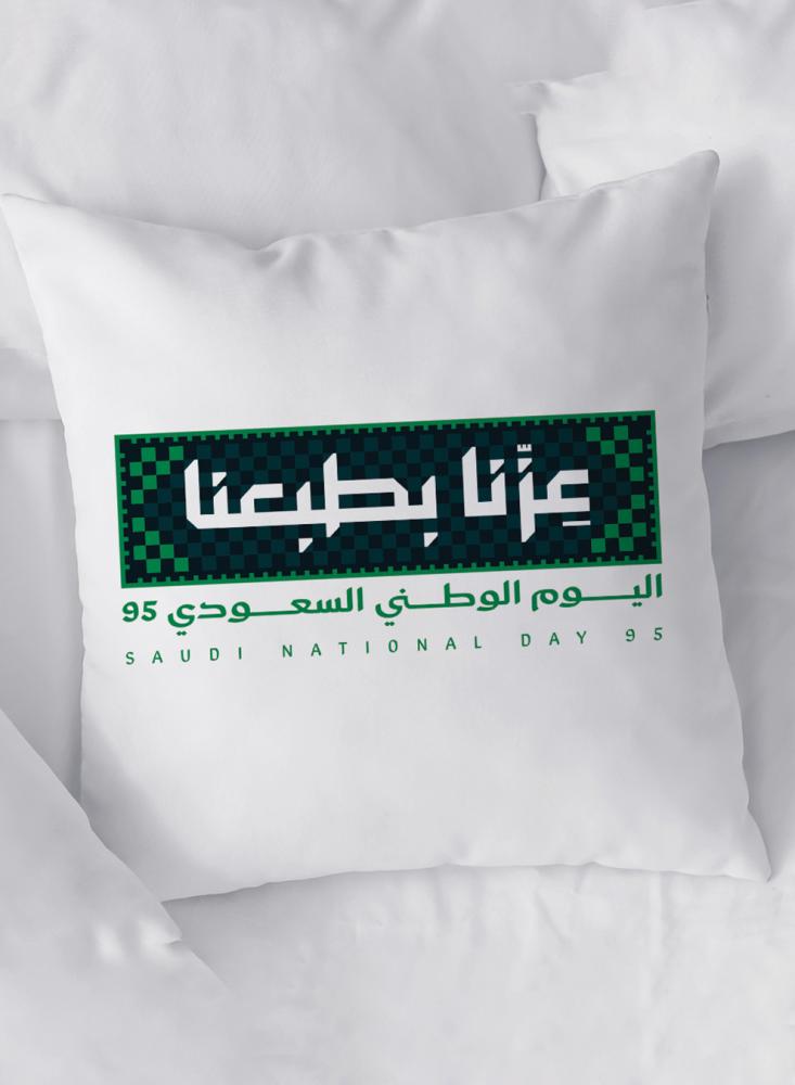 غطاء وسادة من البوليستر لمناسبة اليوم الوطني السعودي ٩٥ بتصميم عزنا بطبعنا