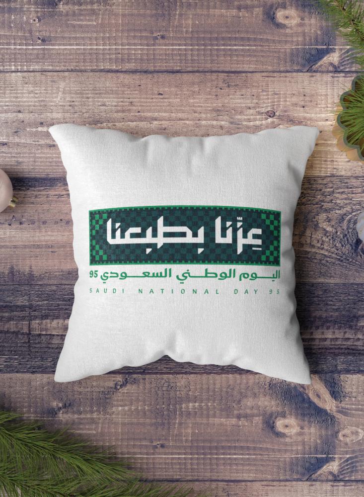 غطاء وسادة من البوليستر لمناسبة اليوم الوطني السعودي ٩٥ بتصميم عزنا بطبعنا