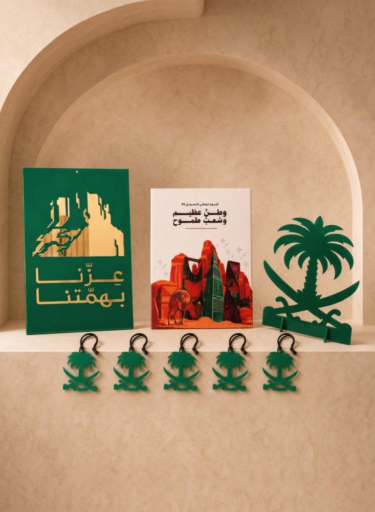 طقم هدايا اليوم الوطني السعودي ٩٦، يحتوي على لوحة كانفاس، ولوحة أكريليك مميزة، وستاند ديكوري مع خمسة تعليقات