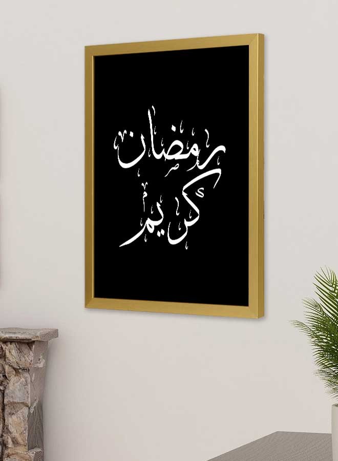 لوحة جدارية بوستر بإطار بتصميم رمضان كريم بخلفية سوداء