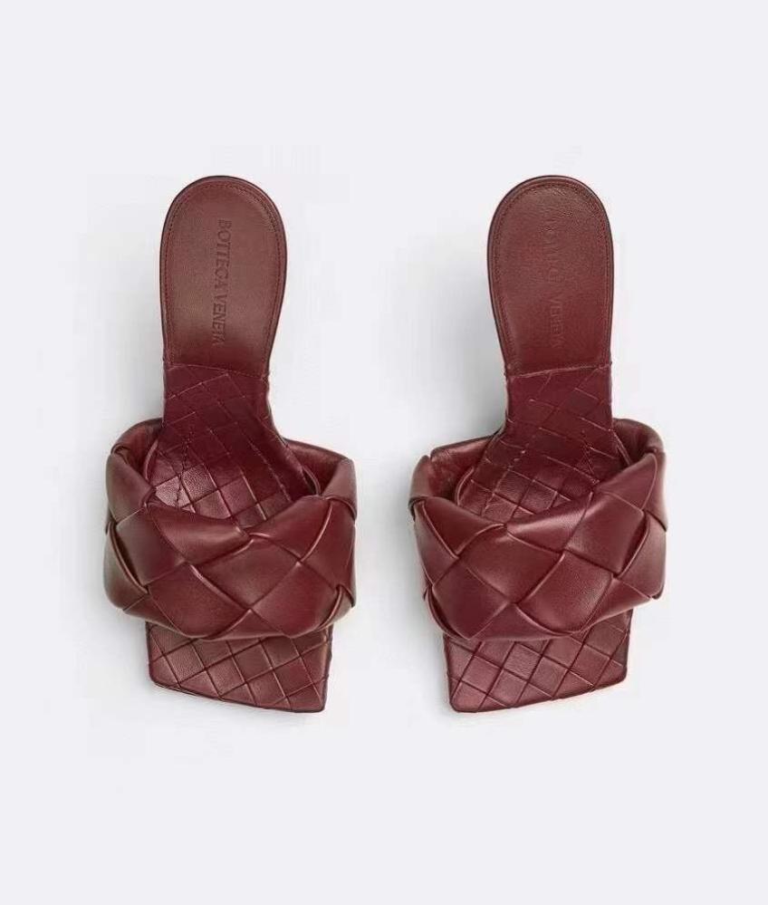 Bottega Sandal in Burgundy Color