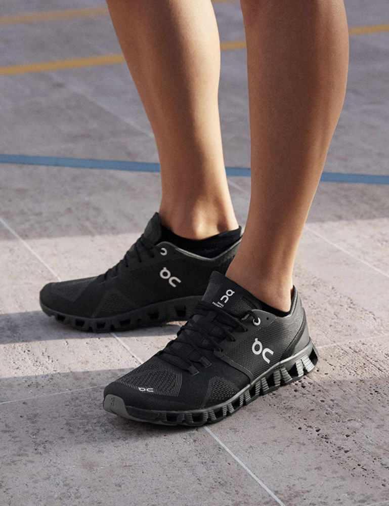 On Running Shoes Cloud 5 in Black Color