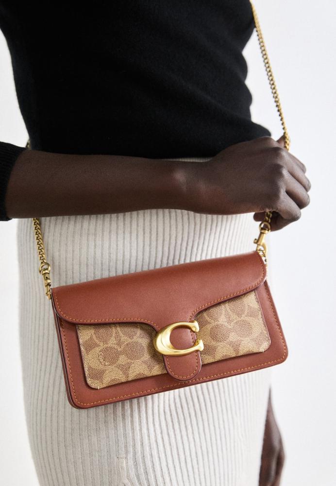 COACH TABBY 20 CHAIN CLUTCH IN SIGNATURE CANVAS - TAN CARAMEL