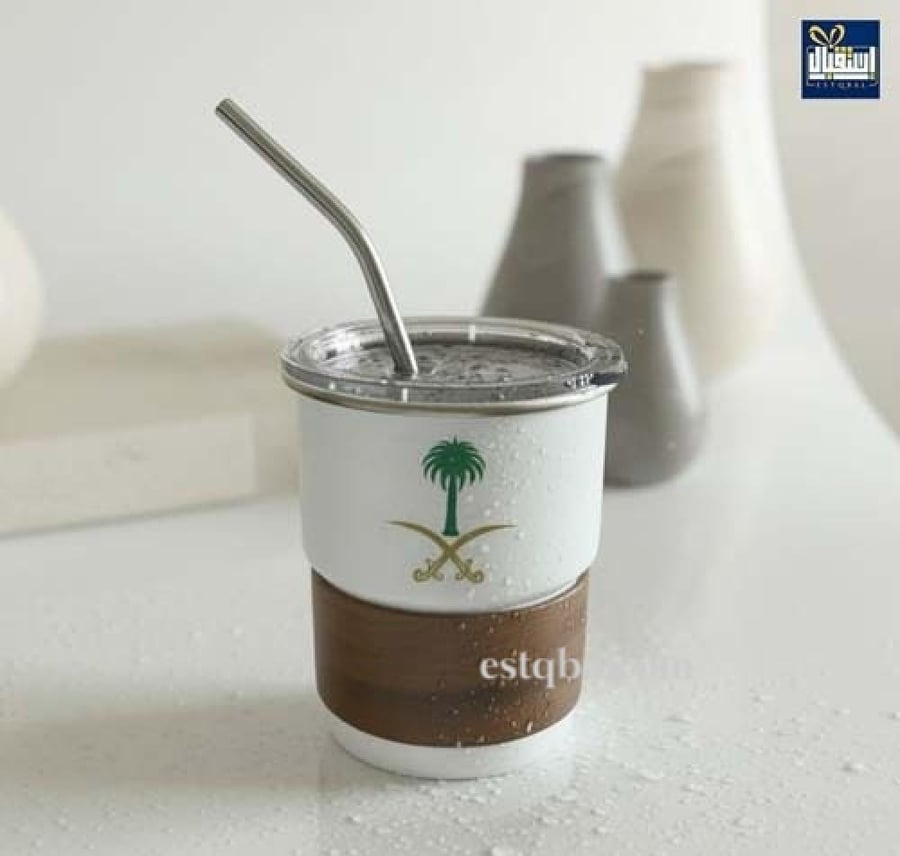 درزن (12 قطعة) من توزيعات اكواب باللون الابيض مصممة لحفظ حرارة المشروبات وتأتي مع مصاص- اليوم الوطني السعودي