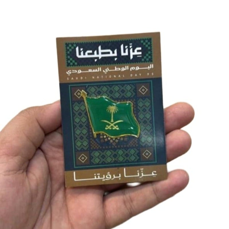 درزن (12 قطعة) بروشات أنيقة بتصميم النخلة والسيفين مع خلفية العلم السعودي – اليوم الوطني السعودي 95