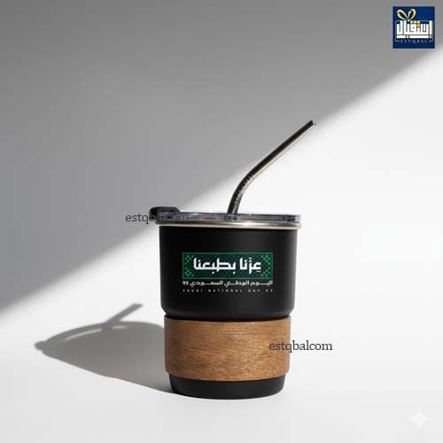 درزن (12 قطعة) من اكواب مصممة بشعار عزنا بطبعنا باللون الاسود والخشبي بتصميم انيق - اليوم الوطني السعودي 95