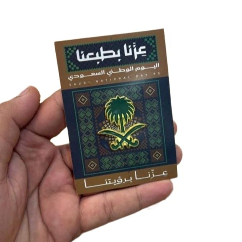 درزن (12 قطعة) بروشات معدنية أنيقة بشعار النخلة والسيفين – اليوم الوطني السعودي 95