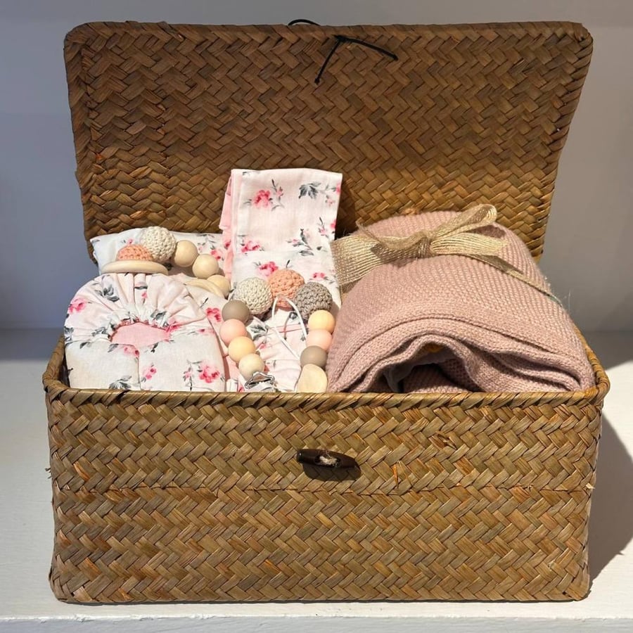 هدية المواليد الوردية للبنات