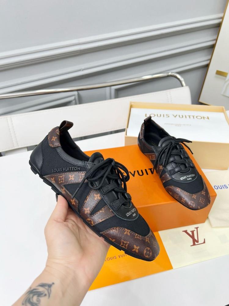 شوز  LV