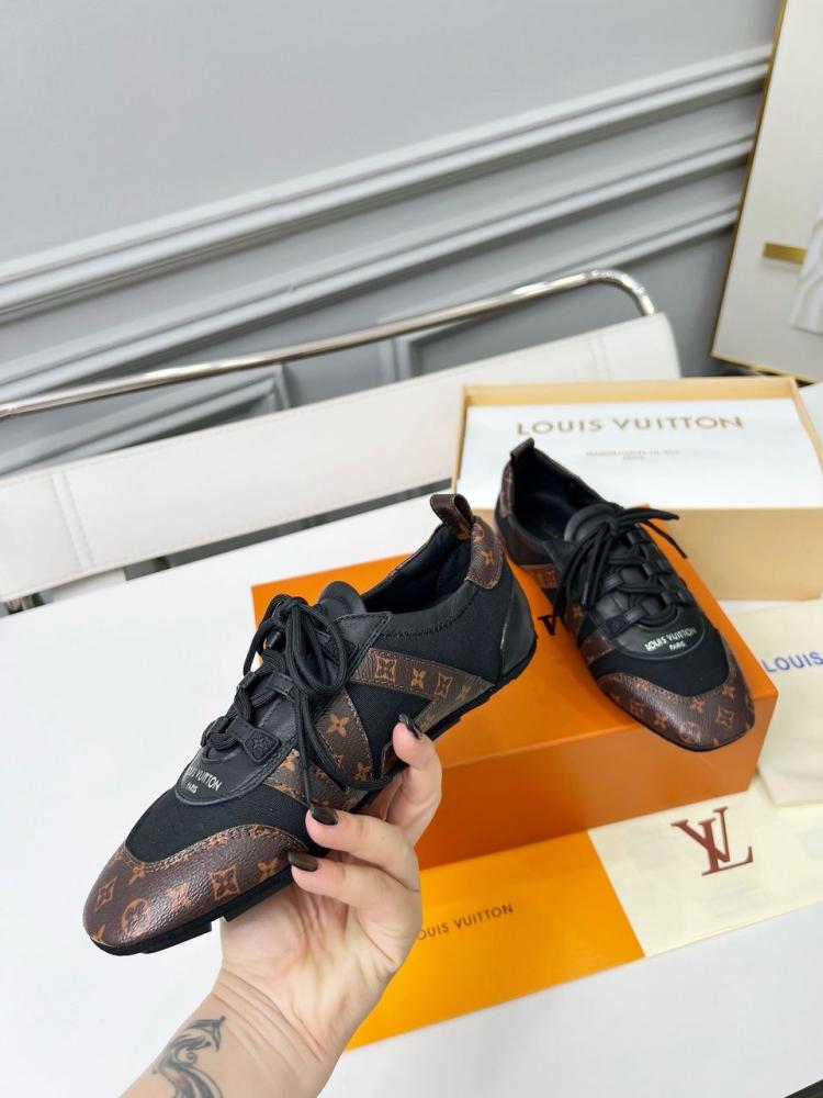 شوز  LV