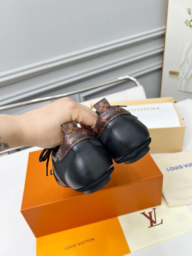 شوز  LV