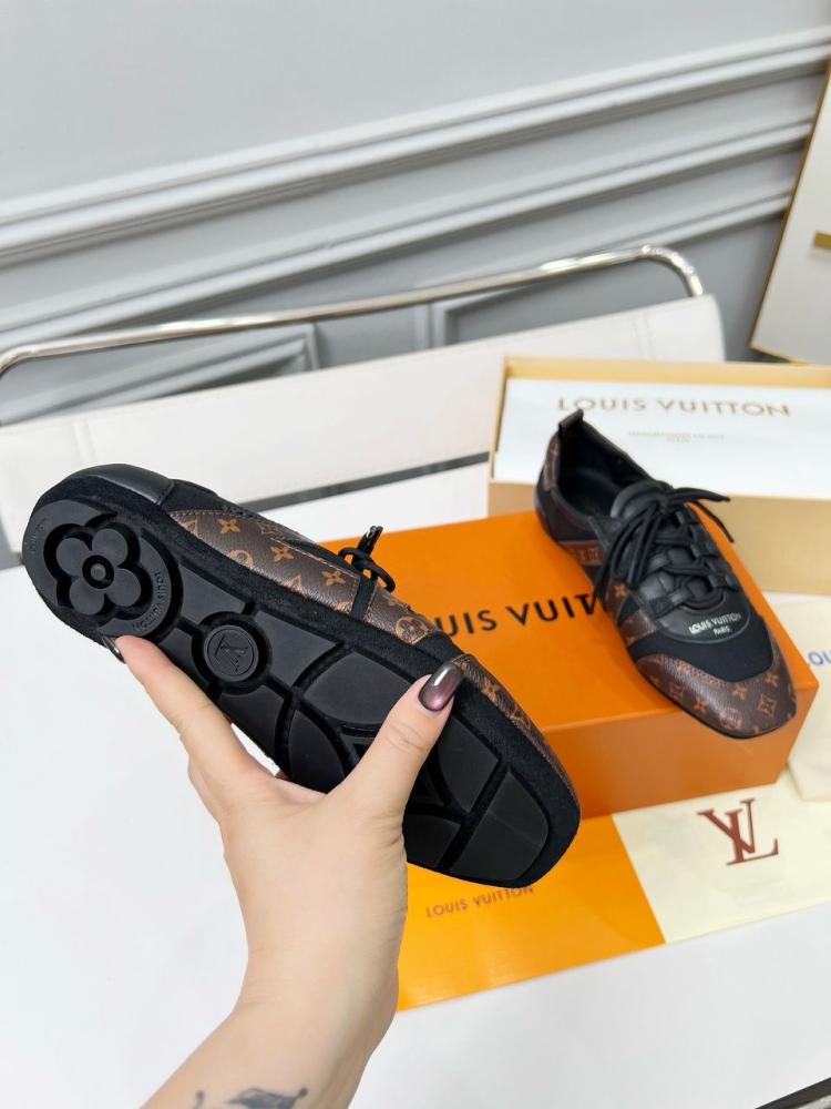 شوز  LV