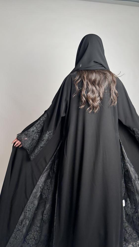 دانتيل على الأكمام والجوانب