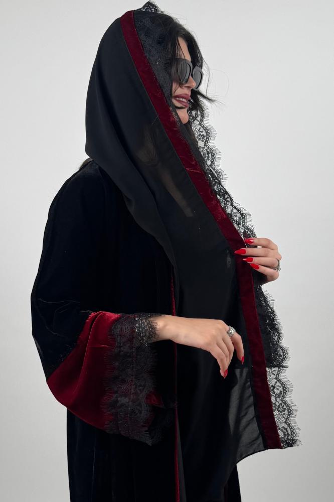 كريب أو مخمل أسود بدانتيل على الأكمام