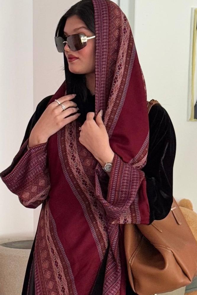 مخمل أو كريب  بكم كشميري وطرحه بوجهين (عفرا)
