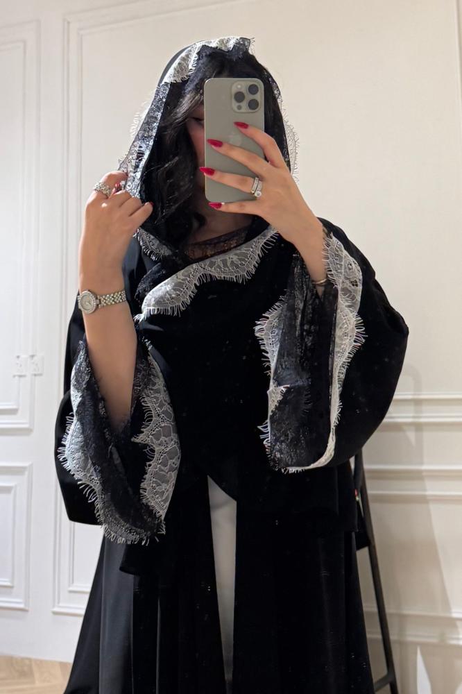 طرحه سوداء بطرف دانتيل طبقتين ابيض و أسود