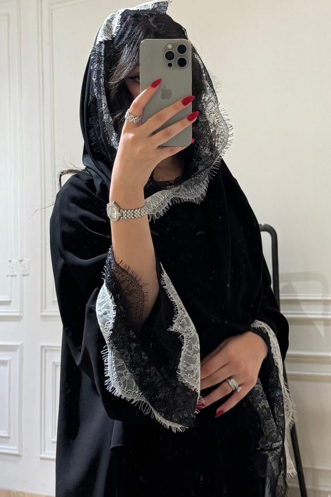 طرحه سوداء بطرف دانتيل طبقتين ابيض و أسود
