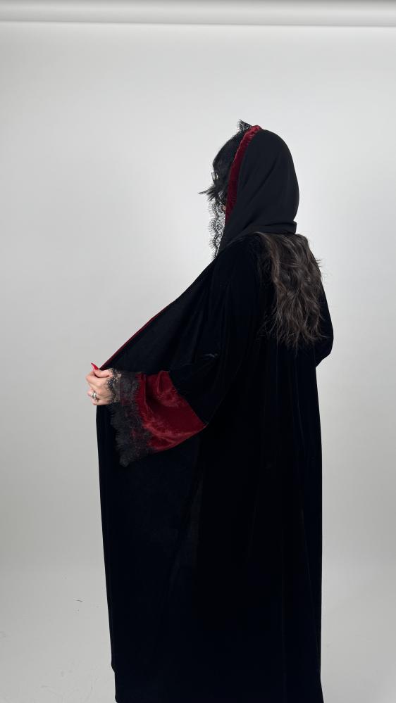 كريب أو مخمل أسود بدانتيل على الأكمام