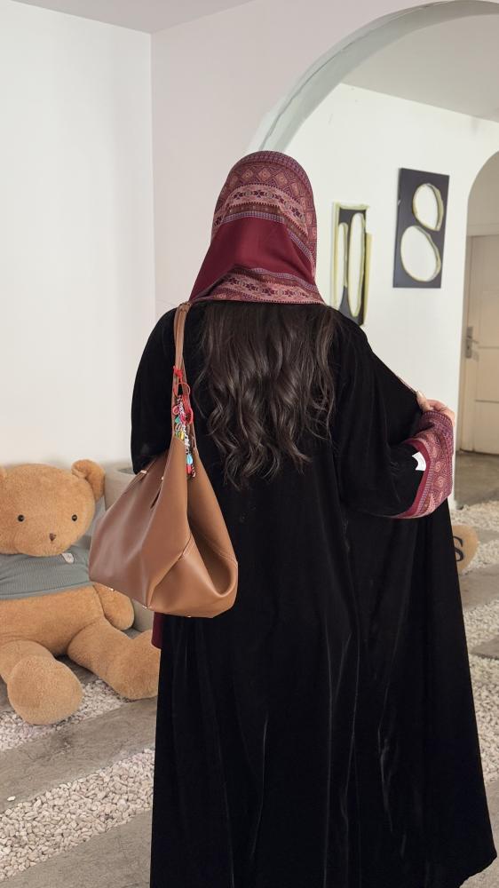 مخمل أو كريب  بكم كشميري وطرحه بوجهين (عفرا)