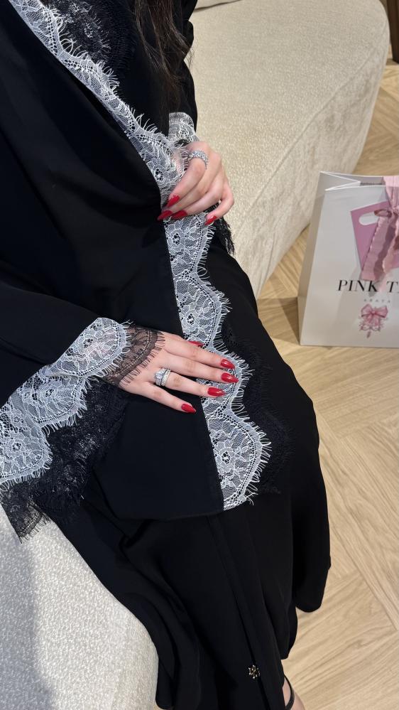 طرحه سوداء بطرف دانتيل طبقتين ابيض و أسود
