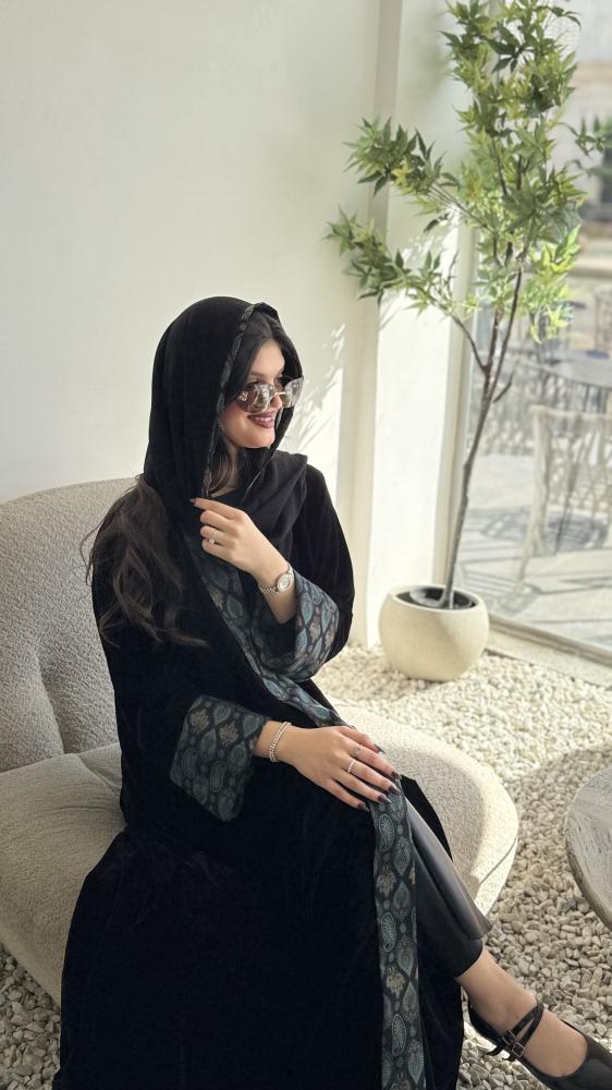 كريب أو مخمل كلوش بكم كشميري وطرحه بوجهين( كوثر )