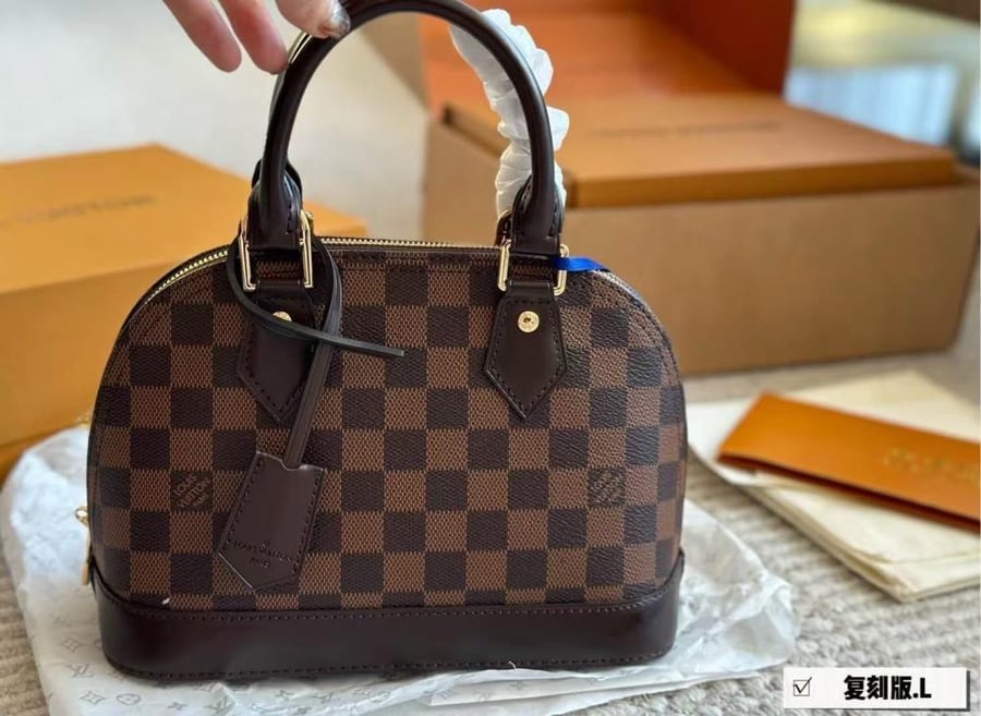 Lv براون