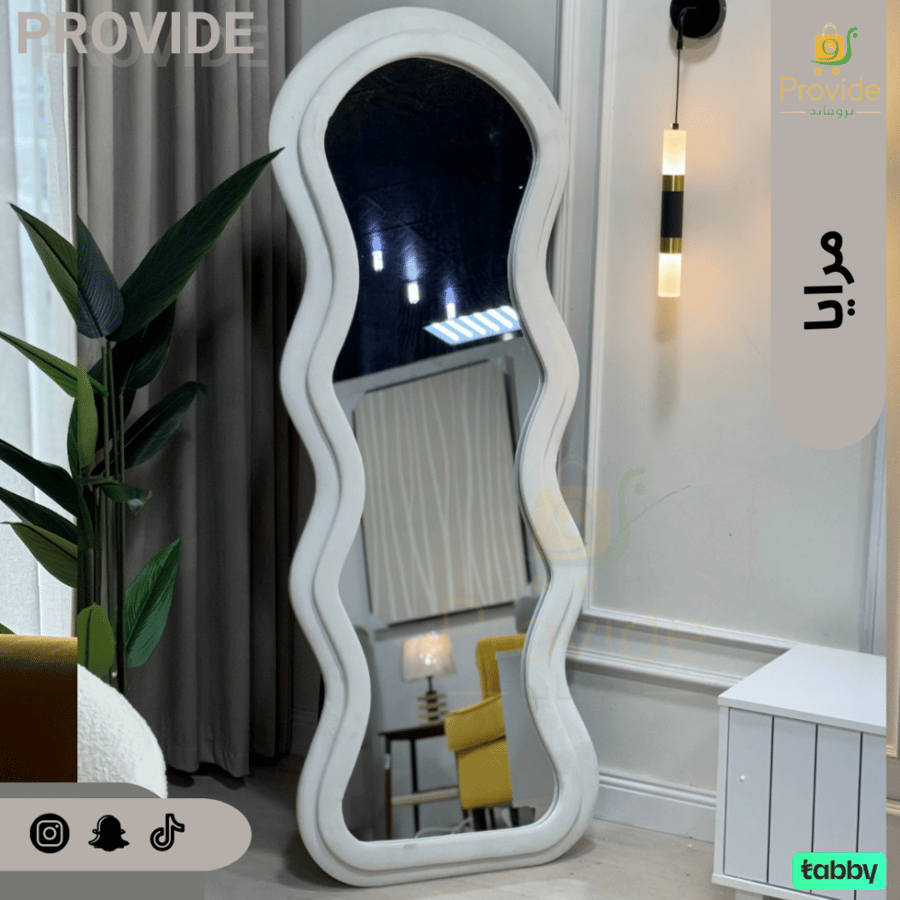 مراة فريدة بتصميم متموج وإطار أبيض ناعم