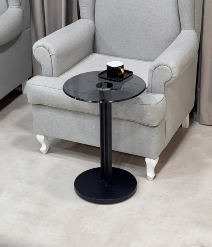 طاولة خدمة صغيرة (Side Table) بتصميم عصري.