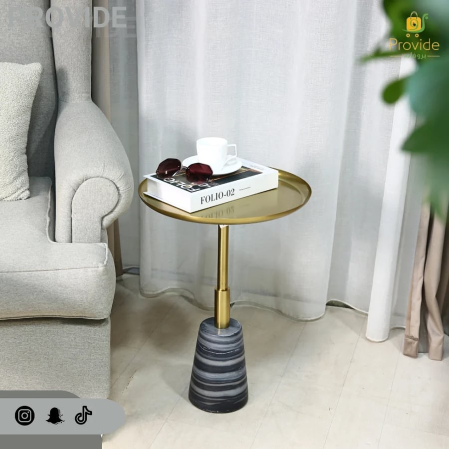 طاولة خدمة صغيرة (Side Table) ذات تصميم عصري وأنيق،