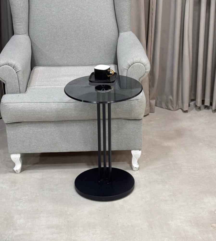 طاولة خدمة صغيرة (Side Table) بتصميم عصري.