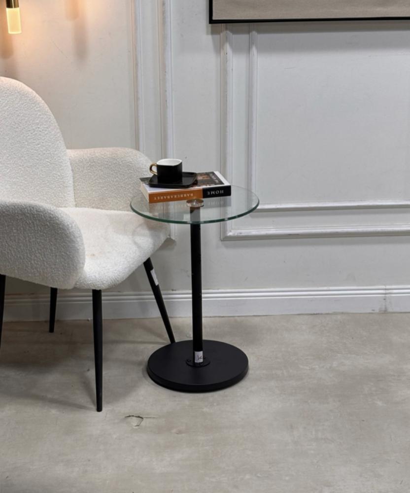 طاولة خدمة  صغيرة (Side Table) بتصميم عصري.
