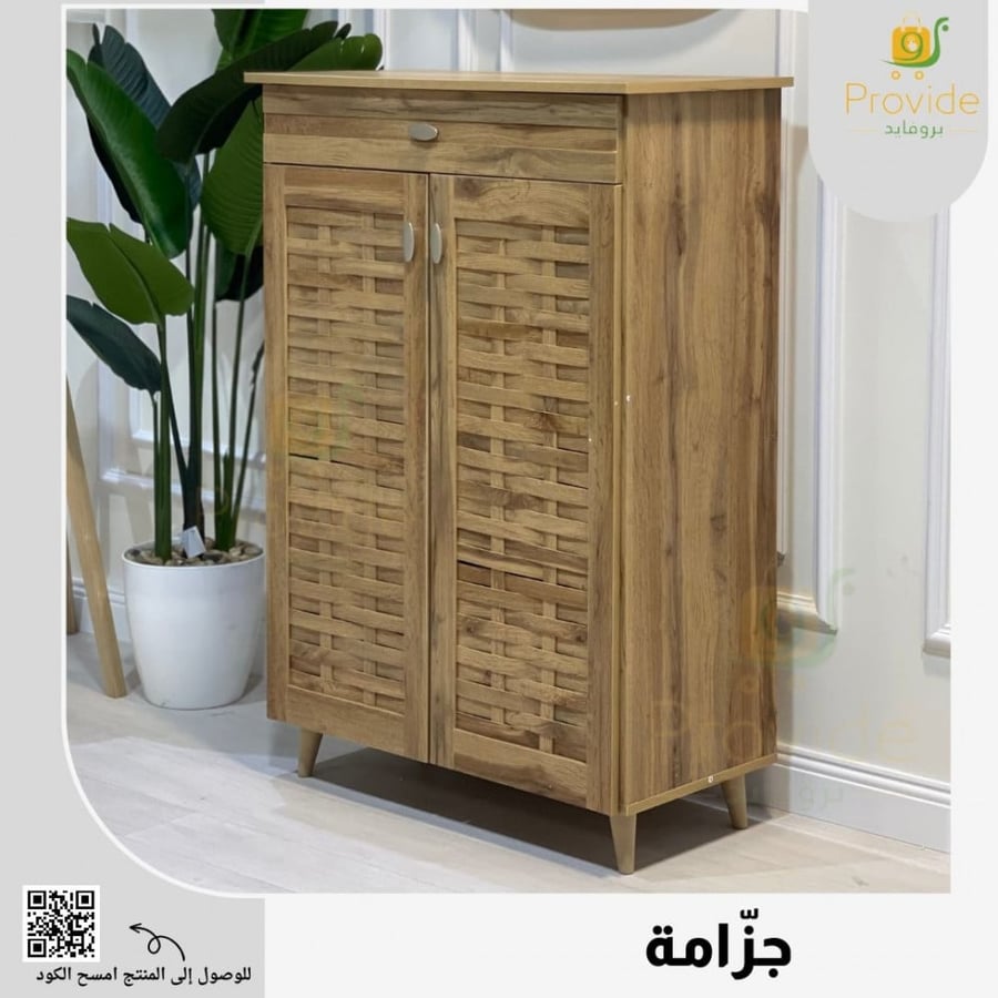 جزامة خشبية بتصميم شبكي مع درج علوي