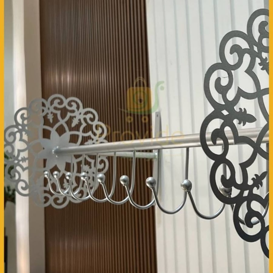 علاقة ملابس حائطية بتصميم مميز